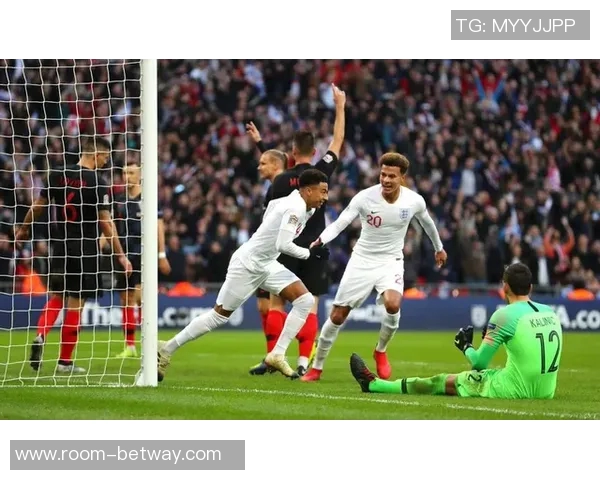 艾纳维争顶头球意外受伤眉骨破裂大量出血引发关注